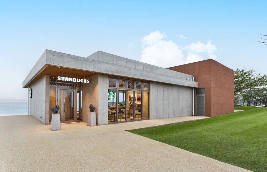 【沖縄名護市】絶景オーシャンビューのスタバが誕生！ビーチまで数歩…「最高のロケーション」と大反響