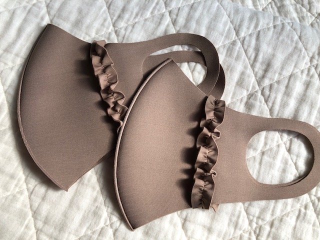 しまむら『のびのび 洗える フィットマスク（フリル付き）2枚入り』（筆者撮影）