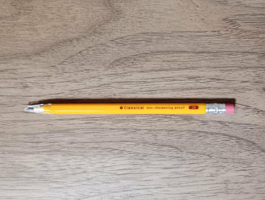 出所：筆者撮影（キャンドゥ、六角軸ロケット鉛筆（2B）3P）