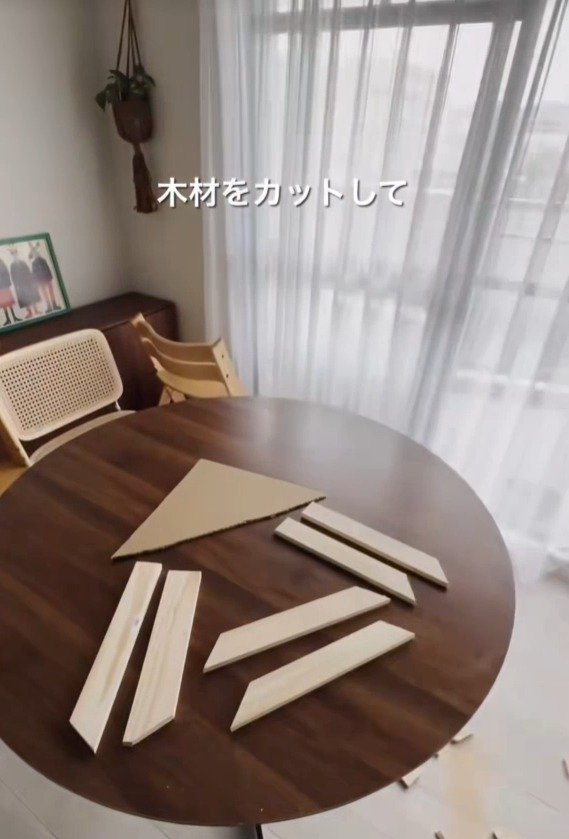 【収納DIY】鏡横の〈ぐちゃぐちゃデッドスペース〉→手作り〈三角収納棚〉でおしゃれに変身！