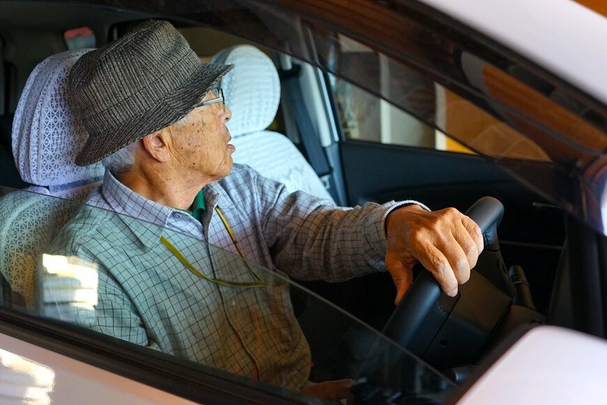 高齢者による交通事故を防ぐのに運転免許の年齢制限は必要？ 増加する高齢ドライバー