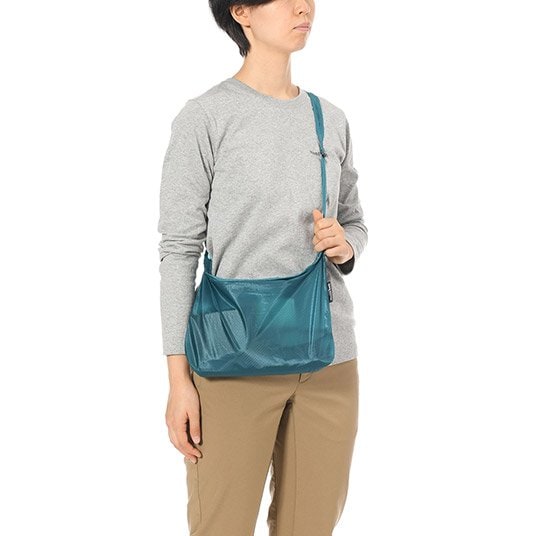 小物の収納に便利な横長形状のショルダーバッグ