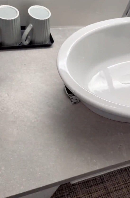 洗面ボウルの影にApple Watch