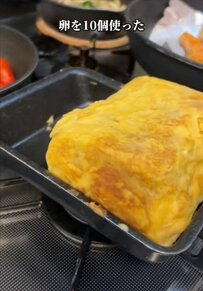 【鮭弁当】卵10個の卵焼きに大きな鮭をドーン！やる気60％で作るボリューム満点のお弁当が話題