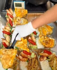 忙しい会社員主婦が朝5時から作る「とん平焼き弁当」　箱から溢れそうなボリュームに「夢のようなお弁当」