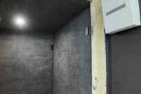 【空き家DIY】PC部屋のむき出しの入口が温もりあふれる「カフェ風木製ドア枠」に大変身　素人とは思えない仕上がりが話題