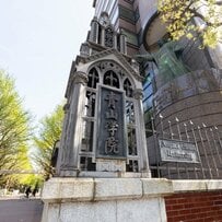 青山学院大学・法学部を卒業した学生は、どの企業に就職するのか。上位進路先ランキングをレビュー