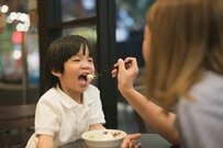 子どもは迷惑な存在？ 外で嫌な顔をされるたびに感じるモヤモヤ