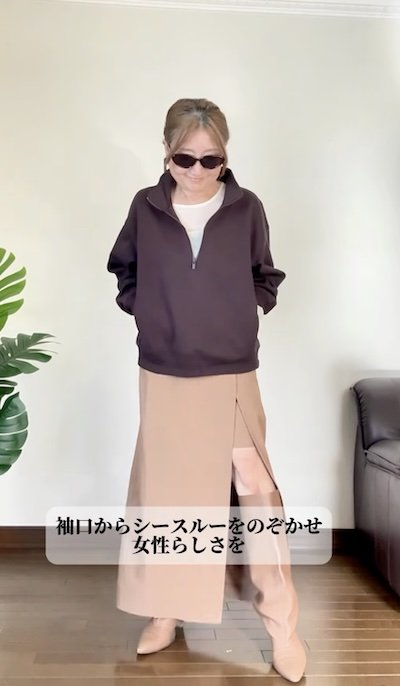 ベージュのスカートを合わせたきれいめスタイル