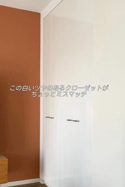 「クオリティ高すぎ！」シンプルな〈ホワイトのクローゼット〉→美しい花柄のリメイクシートでおしゃれに大変身