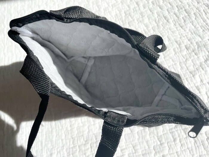 裏地は不織布のような素材で、安っぽさは否めません