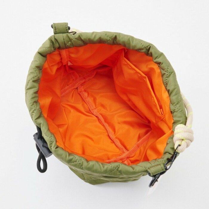 サイズは縦24cm、横30cm、マチ幅14cmと、日常使いに十分な大きさ