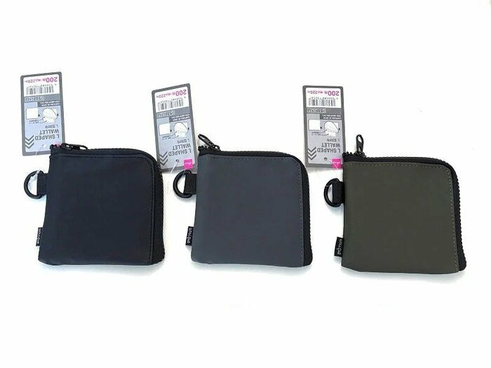 厚さはわずか1cmで、小さなバッグや上着のポケットにもスマートに収まります