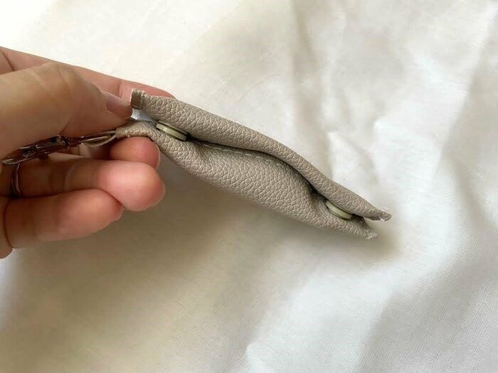 お金を入れると全体的に膨らむものの、隙間からコインは見えません