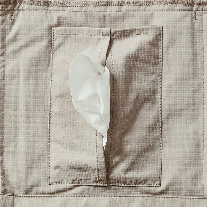 ティッシュをスマートに収納できる専用のティッシュポケット