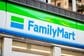 ファミマの入り口辺りをよく見てみると…懐かしいマークに「気付かなかった」「探してみよう」との声が続出