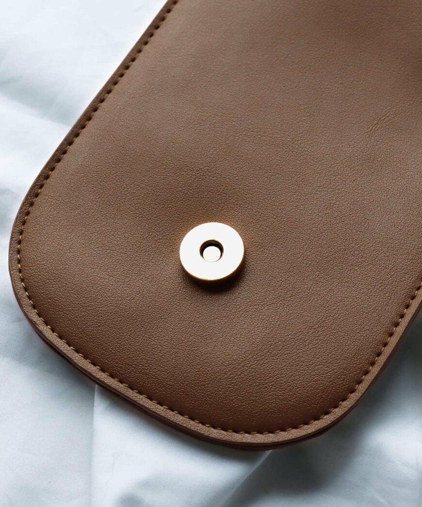 出所：3COINS ラウンドフラップショルダーバッグ