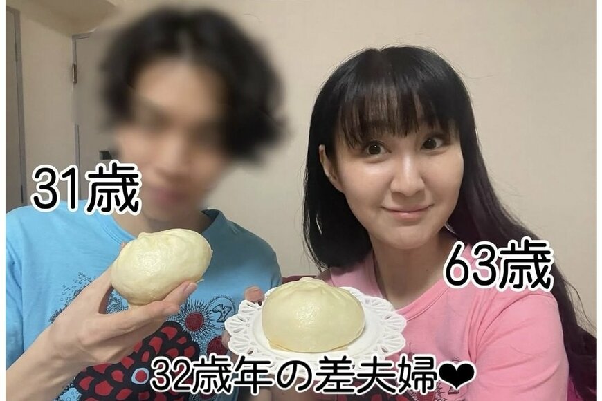 【32歳差夫婦】63歳妻を食べちゃうぞ！？31歳夫のかわいいポーズに反響「キュンです」「ラブラブのお裾分け」「奥様すごくお綺麗」