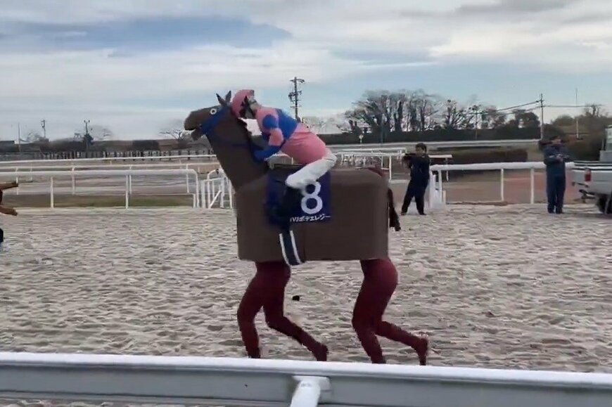 笠松競馬場に現れた「あの人気キャラクター」　見事完走する様子が話題に