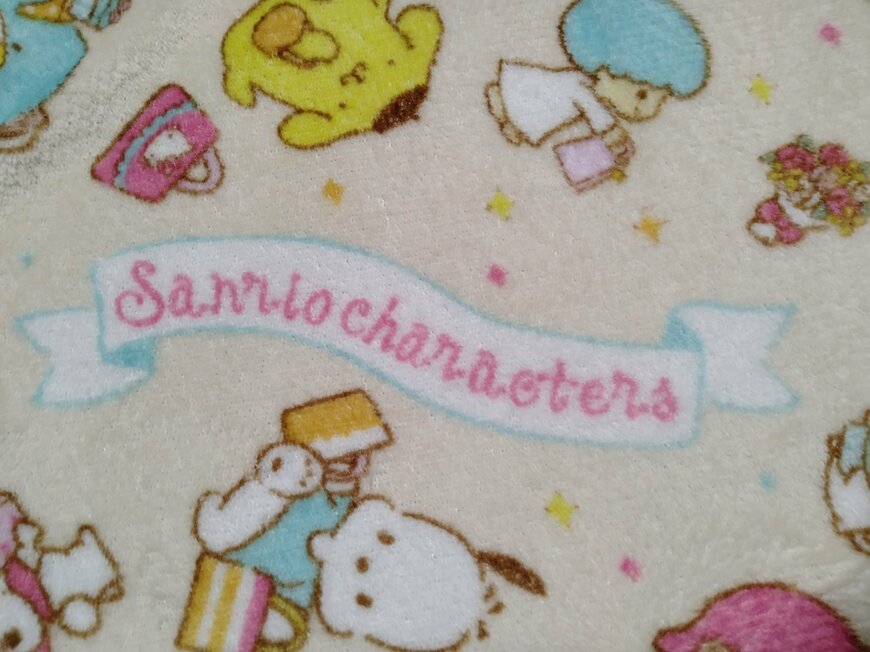 筆者撮影（ダイソー、ひざかけ（サンリオキャラクターズ））