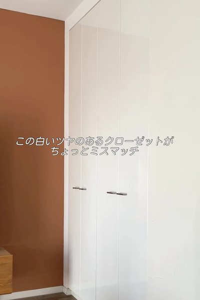 「クオリティ高すぎ！」シンプルな〈ホワイトのクローゼット〉→美しい花柄のリメイクシートでおしゃれに大変身