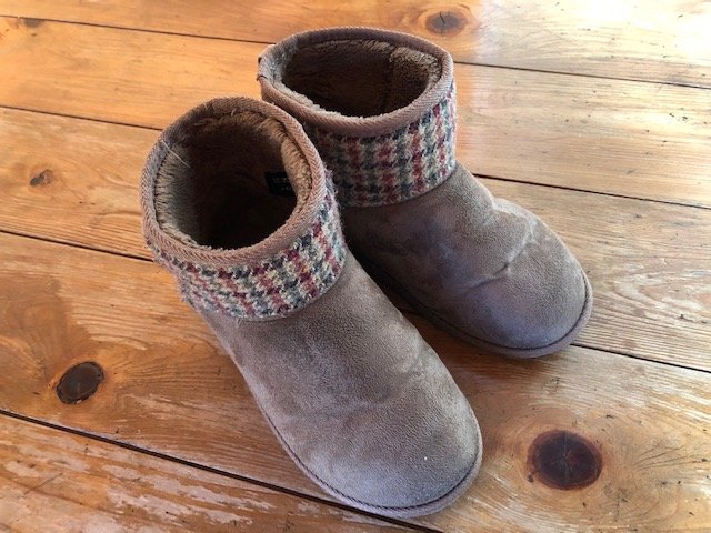 しまむらのボアブーツ（筆者撮影）