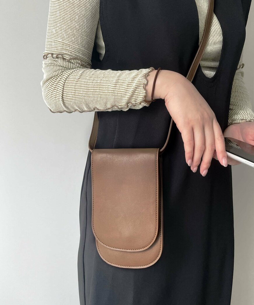 出所：3COINS ラウンドフラップショルダーバッグ