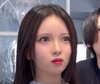「結んだときに馴染む感じにしてほしい」女性が“伸ばしかけでも垢抜ける”2wayバングにスタイルチェンジ