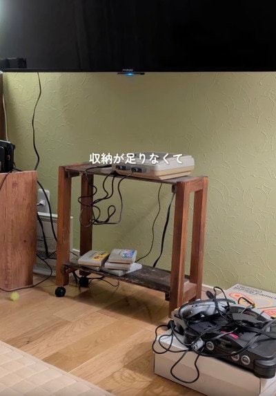 「ナイスアイデア！」ごちゃつくテレビ周り→ブラウン×グリーンのおしゃれな〈浮かせる収納〉を作ってスッキリ整える！