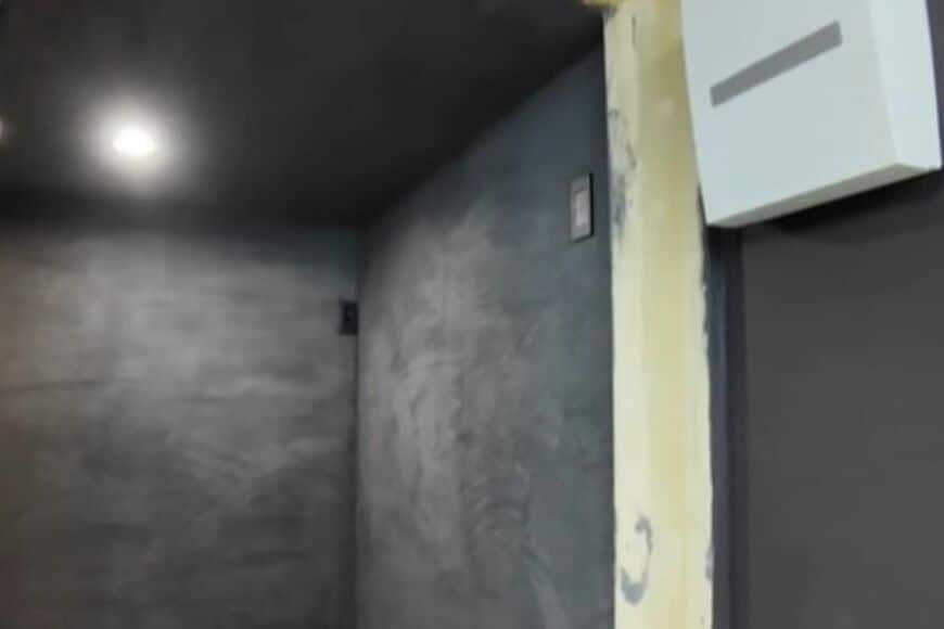 【空き家DIY】PC部屋のむき出しの入口が温もりあふれる「カフェ風木製ドア枠」に大変身　素人とは思えない仕上がりが話題