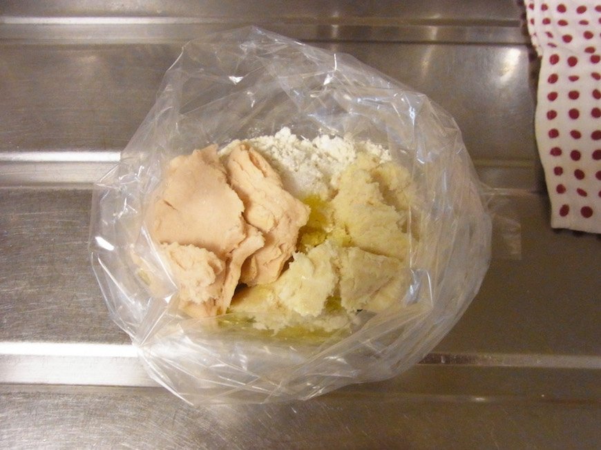 ポリ袋にすべての材料を入れる。