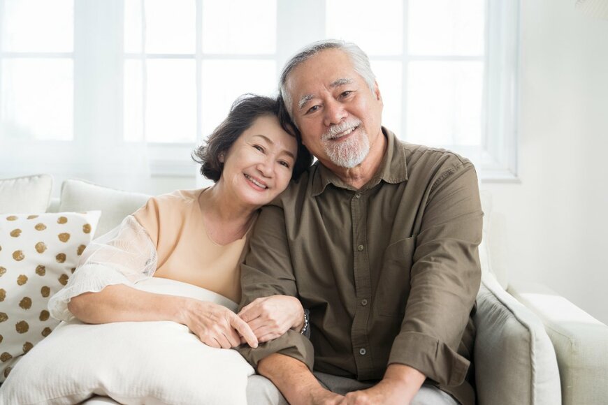 【65歳以上無職夫婦世帯】1カ月の家計収支「収入＆支出」はいくら？「平均貯蓄額」は2560万円？！
