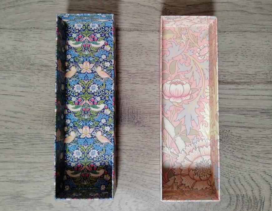 筆者撮影（セリア、文具小物収納BOX 細長トレー マスターピースコレクション/WM）