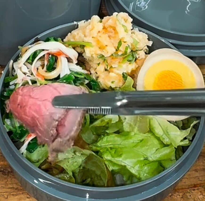 50代大工がローストビーフを主菜とした現場弁当を実際に作ってみた。隙間ににんじんラペやラディッシュを盛り付け、贅沢なお弁当を作る技術がすごい