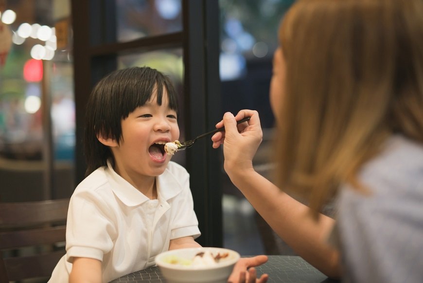 子どもは迷惑な存在？ 外で嫌な顔をされるたびに感じるモヤモヤ