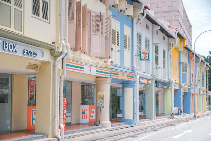 シンガポールのカラフルな風景がSNSで話題！街並みに溶け込むセブンイレブンにも注目