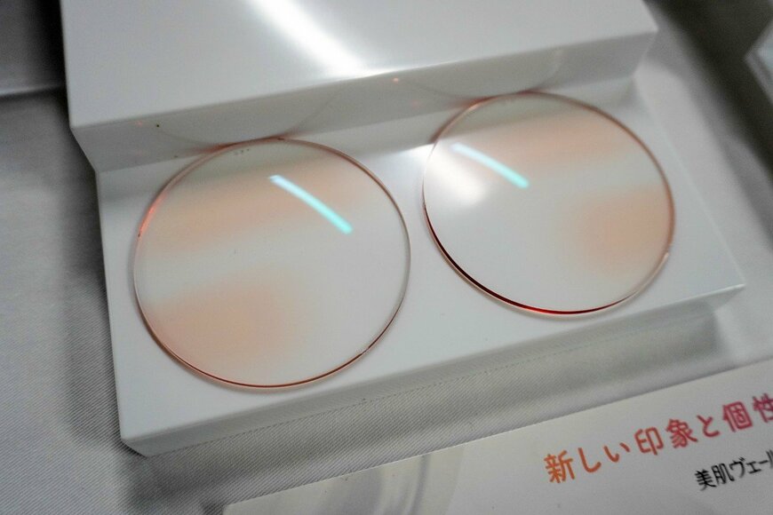 机に置かれたメガネレンズの写真