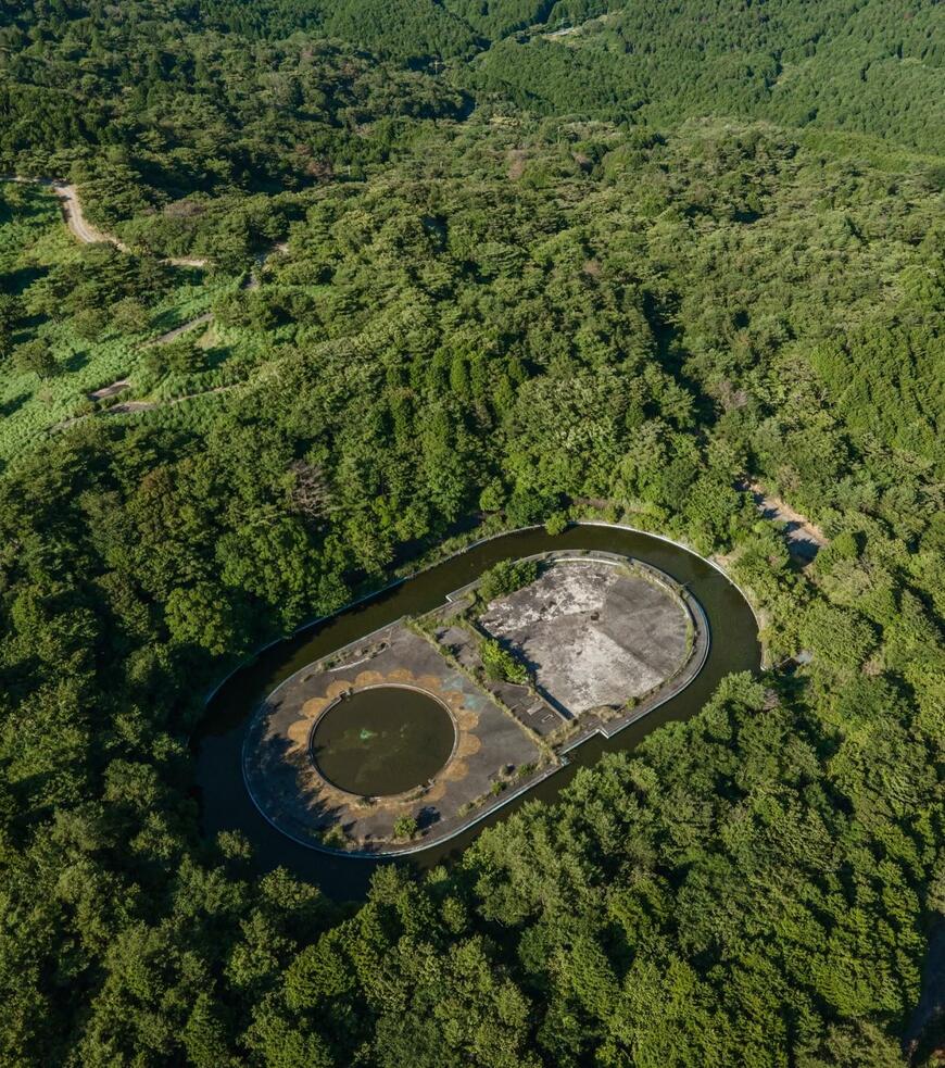 森の中にある廃プール