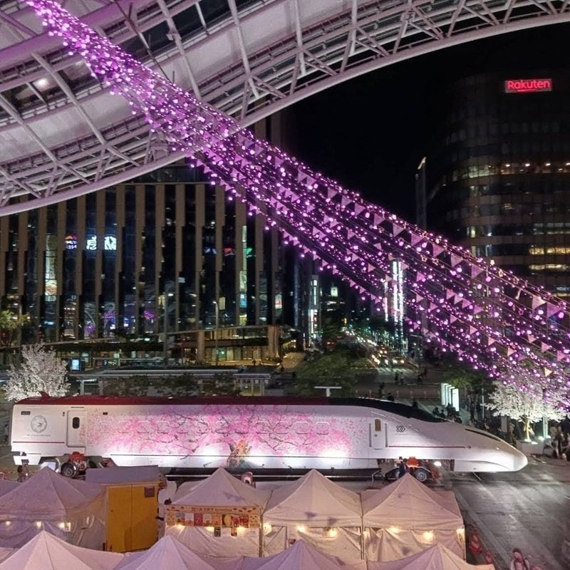 【夜間の写真】JR博多駅前広場「満開の桜が咲くつばめ」のライトアップ