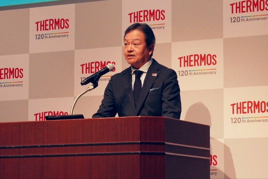 壇上で話している男性の写真