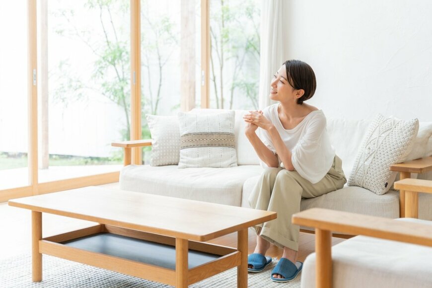 女性とローテーブル
