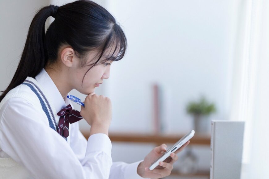 スマホを使用する学生のイメージ