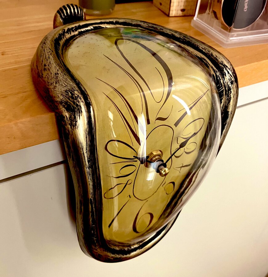 熱で溶けたような見た目の置き時計