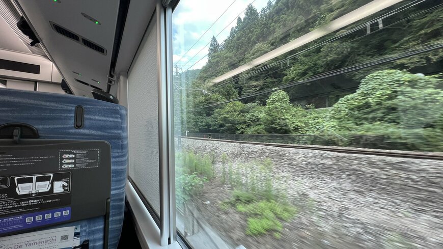 八王子直前の特急あずさの車窓風景