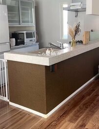 【築10年中古戸建DIY】茶色くて暗いキッチンカウンター下→壁紙DIYで「爽やかなホワイトキッチン」に大変身！