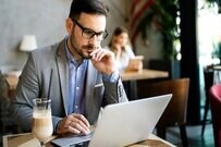 「年収2000万円」は年末調整の対象外？実は以上ではなく2000万円を超える人だけが該当し、手取り「1299万円」の内訳とふるさと納税ワンストップ特例への影響を試算