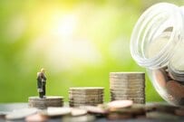 「年金だけで生活する高齢者世帯」の割合が低下。60歳代二人以上世帯【貯蓄の平均】はいくら？