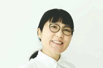 【光浦靖子】晴天の花見ショットを公開　色とりどりの花に囲まれて楽しむ姿にほっこり