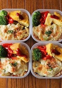 【まるごと冷凍弁当】彩り豊かな「鮭のマカロニグラタン焼き弁当」4人分が話題