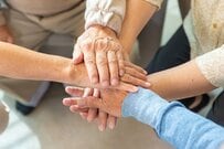 【生活保護】10月から2年間、特例加算「生活扶助」500円増額！「月額1000円→1500円」に。生活保護の新規申請件数は前年同月比4％増加